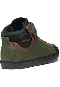 Höga sneakers i olivgrön med svarta accenter, röd sömnad och kardborreband. Har en rund Geox-logotyp och gummisula.