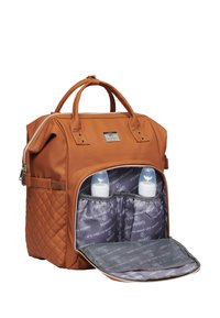 Bolsa de pañales acolchada marrón con compartimentos con doble cremallera. Cuenta con dos bolsillos aislantes para botellas y una placa de logo en el exterior.