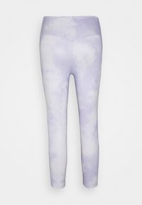 Jasnofioletowe legginsy z wzorem tie-dye przypominającym chmury, gładką fakturą, wysokim stanem i dopasowanym krojem, odpowiednie do aktywnego noszenia.