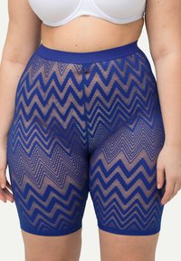 Blauwe doorschijnende shorts met een zigzagpatroon, voorzien van een brede tailleband en een gladde textuur, ontworpen om het lichaam te omarmen voor een aansluitende look.