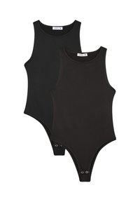 Czarne body, jedno z wysokim dekoltem, a drugie nieco inaczej skrojone, z zapięciem na zatrzaski na dole. Gładka tekstura materiału.