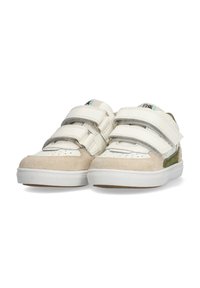 Baskets avec fermeture Velcro, dotées d'une tige en cuir blanc, d'accents en suède beige, d'un panneau latéral vert et d'une semelle en caoutchouc blanc texturé. Design perforé sur le bout.
