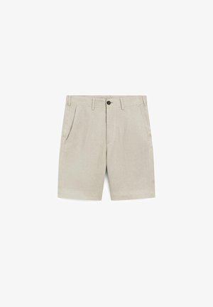 Beige knielange Shorts mit Fronttaschen, Gürtelschlaufen und schwarzem Knopfverschluss in der Taille.