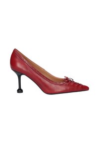 Zapato de charol rojo con puntera afilada, tacón de aguja negro y detalle de cordones decorativos a lo largo del borde. Textura suave, diseño elegante.