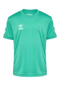 T-shirt de sport turquoise en tissu léger. Il possède des manches courtes, un col rond et un logo Hummel blanc sur la poitrine avec des accents sur les épaules.