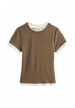 Camiseta marrón de manga corta con ribete blanco en el cuello, puños de las mangas y dobladillo, mostrada sobre un fondo blanco.