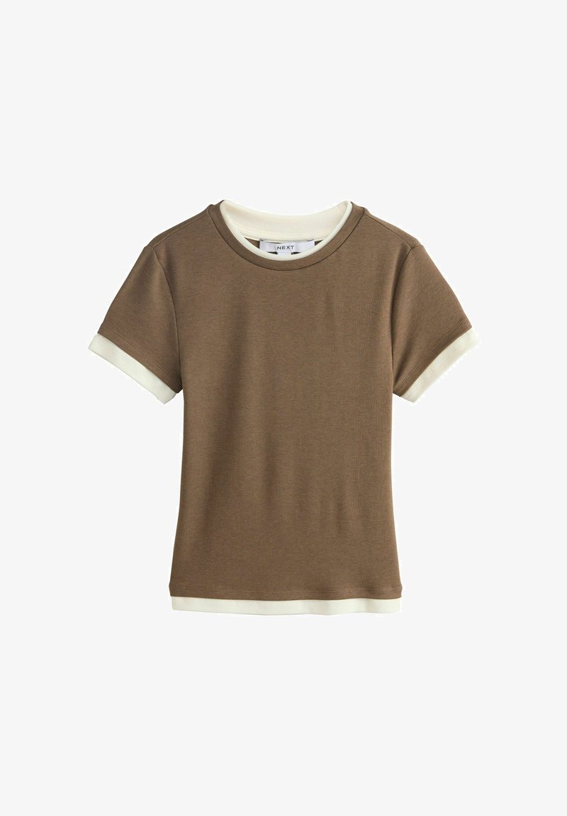 T-shirt marron à manches courtes avec bordure blanche au col, aux poignets des manches et à l'ourlet, présenté sur un fond blanc.