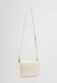 Borsa a tracolla in pelle crema con tracolla regolabile, forma rettangolare, chiusura con zip e dettagli di cucitura sottili. Texture liscia, design minimale.