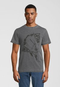 Grå bomulds t-shirt med et sort grafisk motiv af en superhelt og teksten "CAPTAIN AMERICA". Korte ærmer og rund halsudskæring.