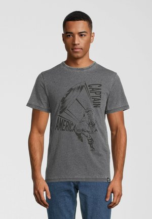 Grå bomulds t-shirt med et sort grafisk motiv af en superhelt og teksten "CAPTAIN AMERICA". Korte ærmer og rund halsudskæring.