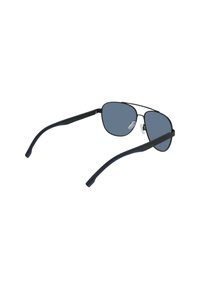 Occhiali da sole con montatura in metallo nero, lenti con tinta blu e terminali in gomma nera e blu. Forma classica da aviatore.