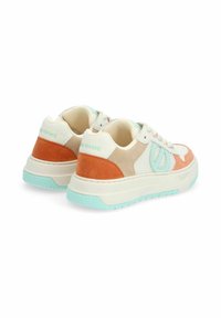Baskets rétro avec un dessus beige, des accents en daim orange, des détails vert menthe et une semelle extérieure texturée. Comprend une languette rembourrée et un système de laçage.