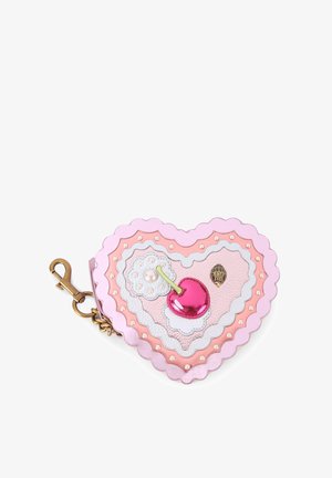 Roze portemonnee in de vorm van een hart, gemaakt van gelaagd leer. Heeft een glanzende kers, gegolfde randen en decoratieve parels. Voorzien van een metalen sluiting.