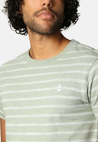 DEELUXE DALSO - T-shirt print - Eucalyptus