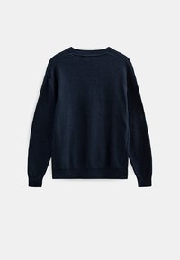 Marineblauwe gebreide trui met een ronde hals en lange mouwen. Heeft een gladde textuur en geribbelde manchetten en zoom voor een aansluitende pasvorm.