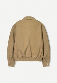 Beige Bomberjacke mit rundem Kragen, elastischem Saum und Knopfdetails an den Ärmeln. Glatte Stofftextur mit minimalen Nähten.