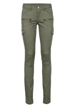 Pantaloni cargo verde oliva con vestibilità slim, dotati di tasche frontali e laterali con zip, dettagli cuciti e chiusura con bottone in vita.