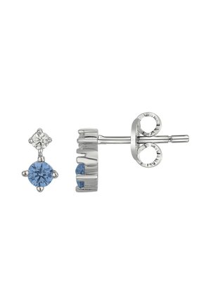 Orecchini a lobo in argento con una piccola pietra trasparente sopra una più grande pietra preziosa tonda blu, mostrati nelle viste frontale e laterale.