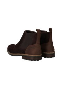 Bottines en suède marron avec des panneaux élastiques sur les côtés, des accents cousus et une semelle en caoutchouc marron. Dispose d'une boucle à l'arrière pour un enfilage facile.