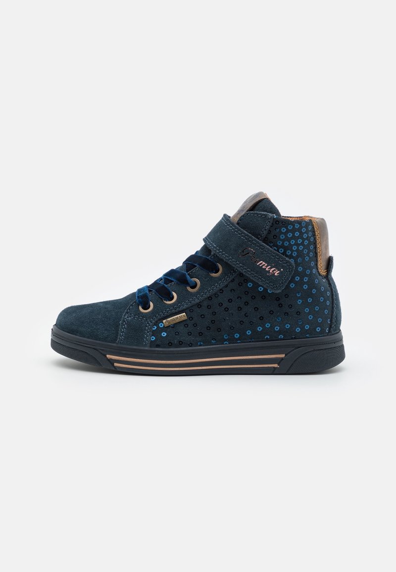 Baskets montantes pour enfants bleu marine avec bride Velcro, pois bleus, laçage à l’avant, semelle en caoutchouc et étiquette en tissu Gore-Tex.