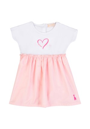 Vestito bianco e rosa per bambino con maniche corte, vita arricciata, grafica a cuore rosa sul petto e piccolo ricamo di giraffa rosa vicino all'orlo.