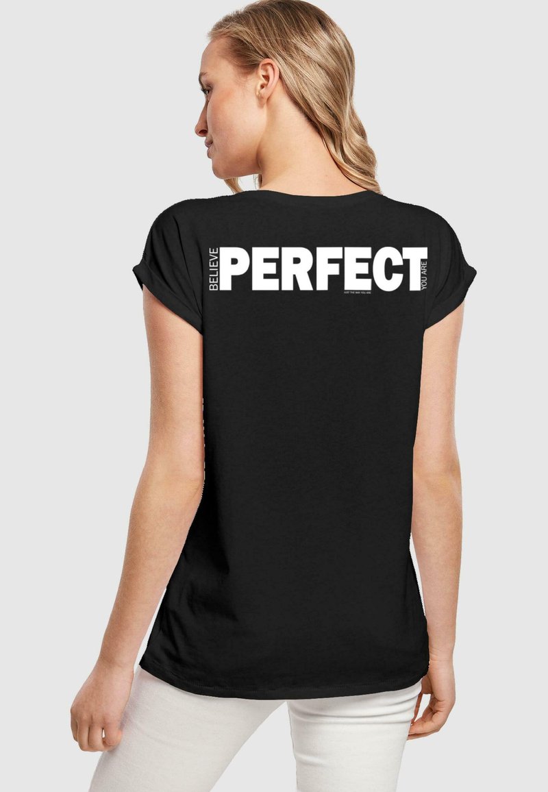 Merchcode BELIEVE FRONT EXTENDED SHOULDER - Marškinėliai su spaudiniu - black