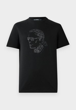 Camiseta de algodón negra con un diseño geométrico y reflectante en negro de una cara usando gafas de sol en el frente. Cuenta con un escote redondo.