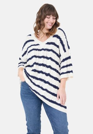 Übergroßer gestrickter Pullover mit V-Ausschnitt, der abwechselnd in Weiß und Marineblau gestreift ist und Dreiviertelärmel hat, aus weichem Garn gefertigt.