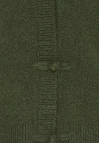 Tessuto a maglia verde scuro con una texture liscia, caratterizzato da dettagli a coste verticali e piccole chiusure con bottoni lungo il centro.