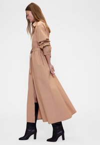 GAP GAPSTUDIO POPLIN BELTED MAXI SHIRTDRESS - Tričkové šaty - tannery brown