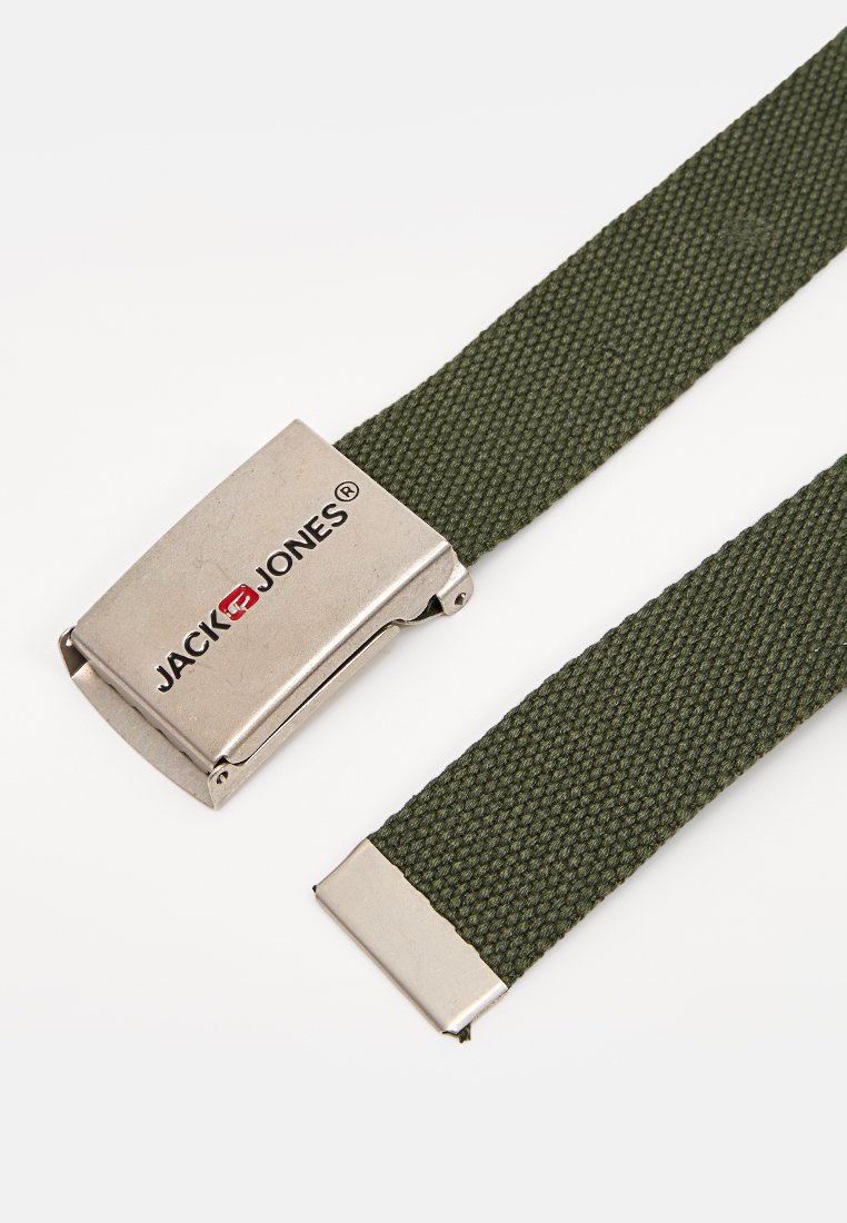 Ceinture en tissu tissé vert avec une boucle en métal argenté arborant le logo "JACK & JONES", et des bords nets aux deux extrémités.