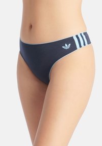 Granatowe bikini dolne z jasnoniebieskimi akcentami, z bocznymi paskami i małym logo. Wykonane z miękkiego, elastycznego materiału.