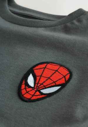 Harmaa puuvillateeppari, jossa on etuosassa kirjailtu punainen Spider-Manin maski mustilla verkko- yksityiskohdilla ja valkoisilla silmillä.