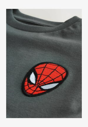 Šedé bavlněné tričko s vyšitou červenou maskou Spider-Mana, která má černé detaily pavučiny a bílé oči, umístěnou na přední straně.