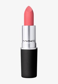 Rouge à lèvres MATTE dans une teinte rose, en forme de bâton avec une pointe arrondie, logé dans un étui métallique argenté et noir mat, avec un logo sur le tube.