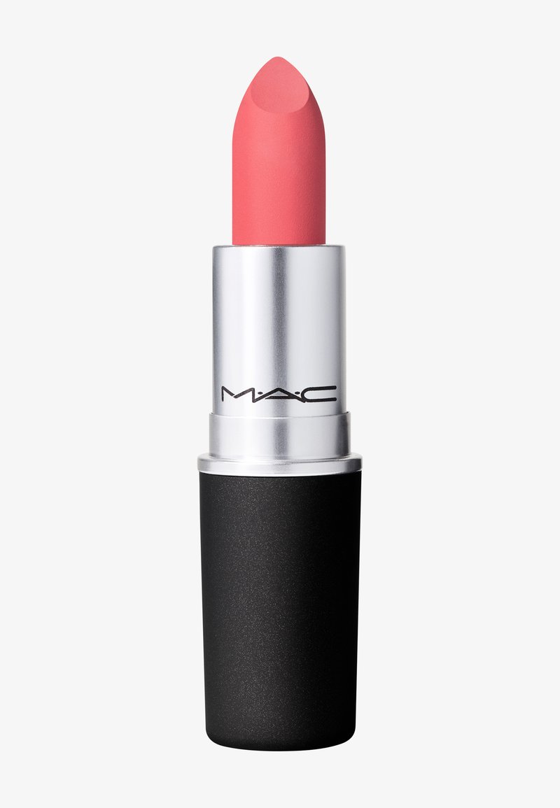 Rouge à lèvres MATTE dans une teinte rose, en forme de bâton avec une pointe arrondie, logé dans un étui métallique argenté et noir mat, avec un logo sur le tube.