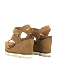 Sandali con zeppa in suède color cuoio, con punta arrotondata, cinturini alla caviglia e suola in gomma bianca. Inclusa chiusura in Velcro per una vestibilità sicura.