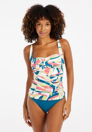 Bunte Tankini mit floralem Muster in Pink, Blau und Grün. Sie hat seitliche Raffung und breite Träger, kombiniert mit einem blauen Bikini-Unterteil.