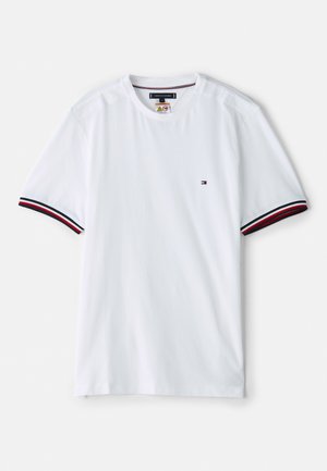 T-shirt bianca in cotone a maniche corte, con accenti a righe rosse e blu navy sulle maniche e un piccolo logo sul petto.