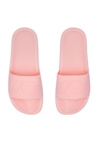 Różowe klapki na płaskiej podeszwie wykonane z teksturowanej gumy, z szerokim paskiem ozdobionym wytłaczanymi sercami i wzorami graficznymi. Otwarty przód z otworami wentylacyjnymi.