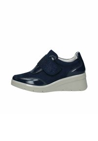 Sneakers blu navy realizzati in una combinazione di suede e pelle verniciata. Presentano una fascia con chiusura a strappo decorata da strass e una suola a zeppa leggera.
