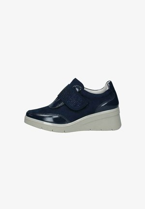 Sneakers blu navy realizzati in una combinazione di suede e pelle verniciata. Presentano una fascia con chiusura a strappo decorata da strass e una suola a zeppa leggera.