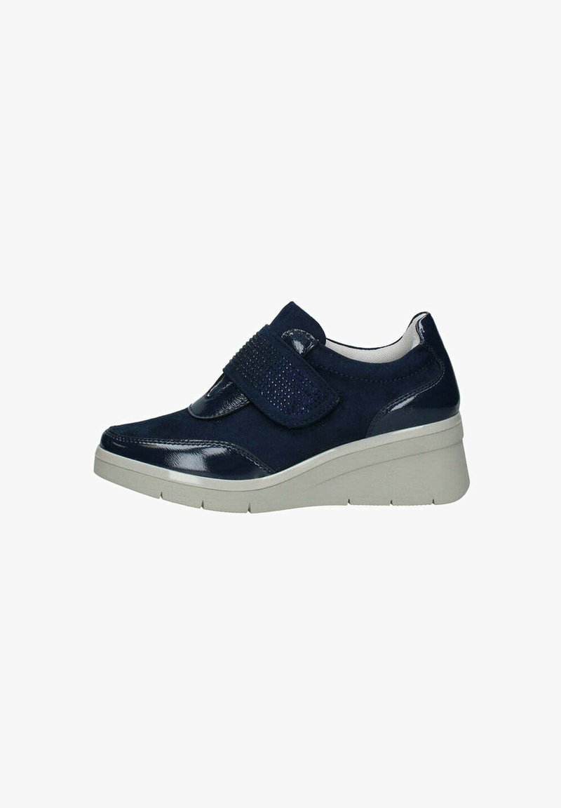 Sneakers blu navy realizzati in una combinazione di suede e pelle verniciata. Presentano una fascia con chiusura a strappo decorata da strass e una suola a zeppa leggera.