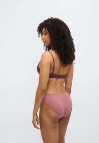 Μωβ δαντελωτό σουτιέν και ταυτόσημο σλιπ υψηλής μέσης, κατασκευασμένα από απαλό ύφασμα, με κυματιστές άκρες και ρυθμιζόμενους ιμάντες.