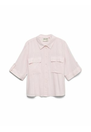 Chemise rose clair à boutons, manches courtes, deux poches à rabat sur le devant et col pointu, présentée sur fond blanc.