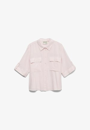 Chemise rose clair à boutons, manches courtes, deux poches à rabat sur le devant et col pointu, présentée sur fond blanc.