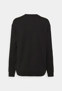 Svart sweatshirt med långa ärmar, rund hals och ribbad mudd. Slät textur, avslappnad design. Inga synliga mönster eller dekorationer.