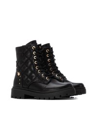 Botas de tobillo negras con cordones que presentan un diseño acolchado, herrajes en tono dorado y una suela de goma gruesa. Material de cuero suave con acentos de tachuelas.