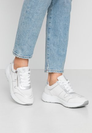 Trainers - white/silver