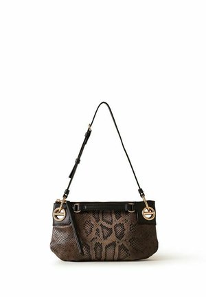 Sac à main marron et noir à motif peau de serpent, avec une sangle noire réglable et une ferrure circulaire dorée sur fond blanc.